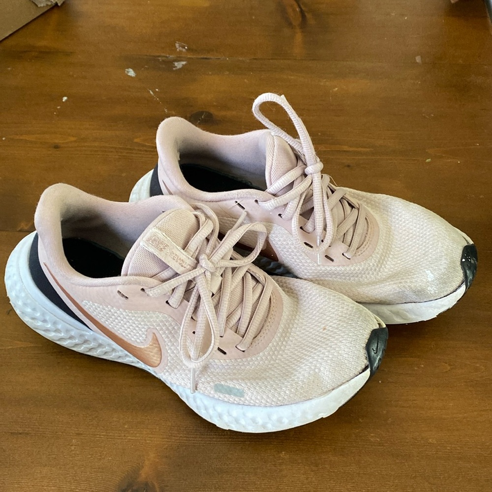 Pink Nike women’s tennis shoes